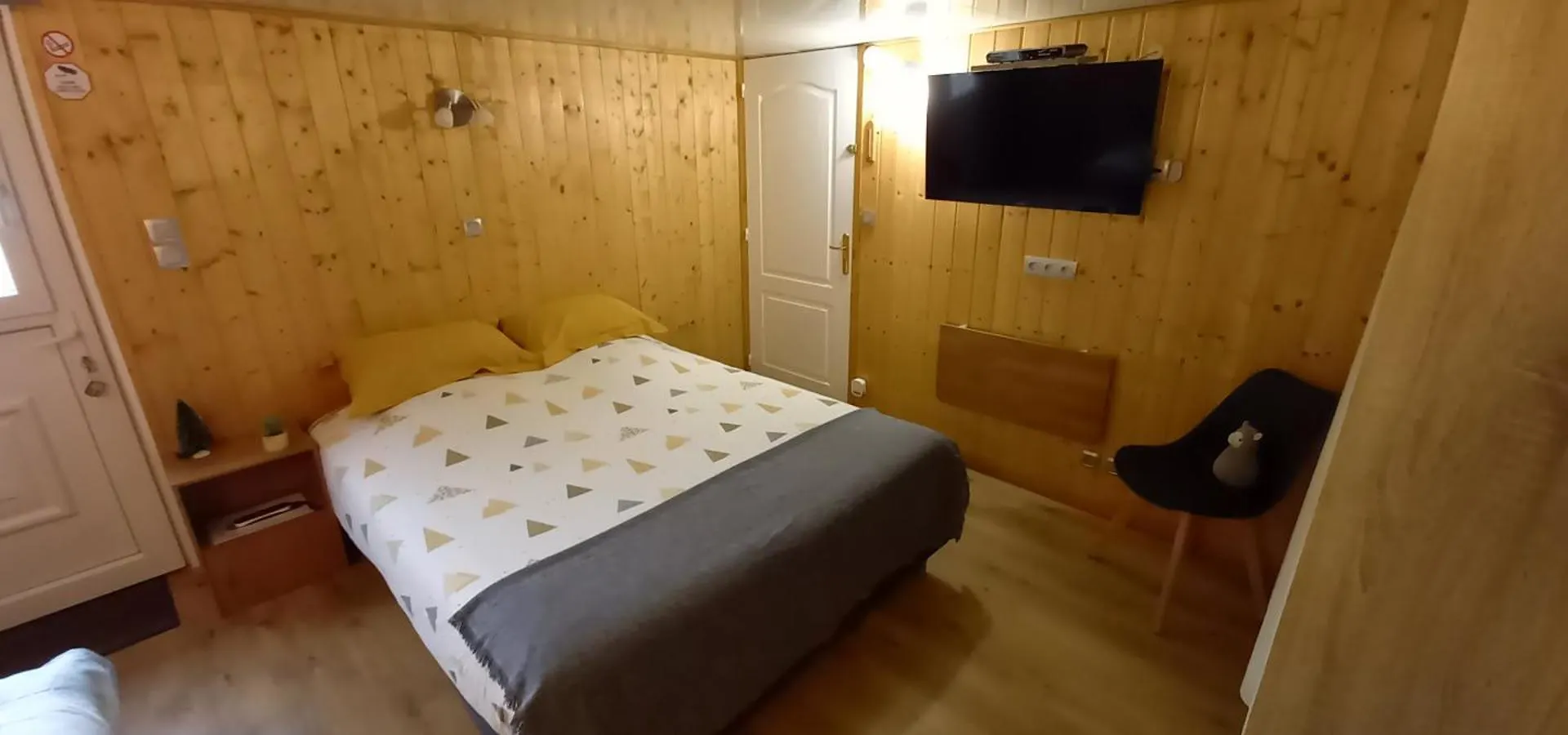 Chambre D'Hote Chez Nathalie & Roland Massiac